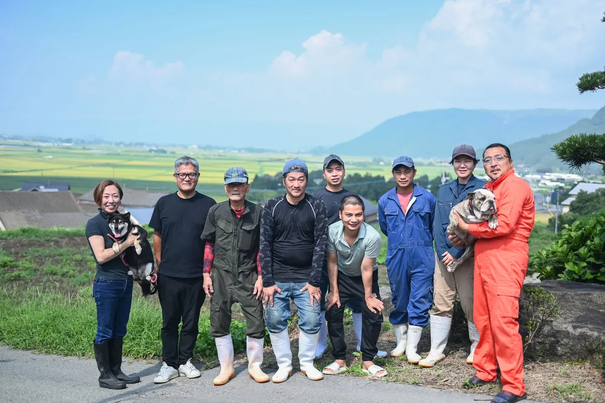 阿蘇外輪山を背に並ぶ阿蘇どんぐりポークの生産者たち