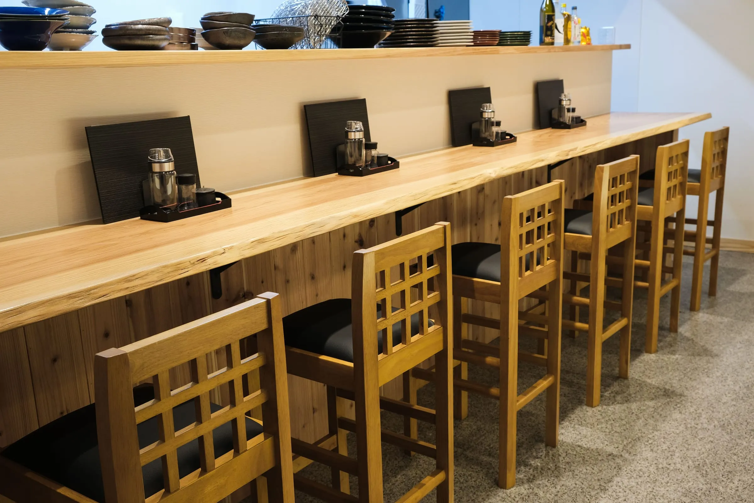 一枚板のカウンター席が並ぶ大万の店内