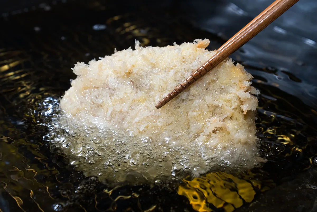 低温の油でとんかつを揚げる様子