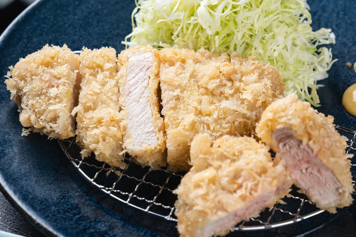 白いとんかつの衣と肉