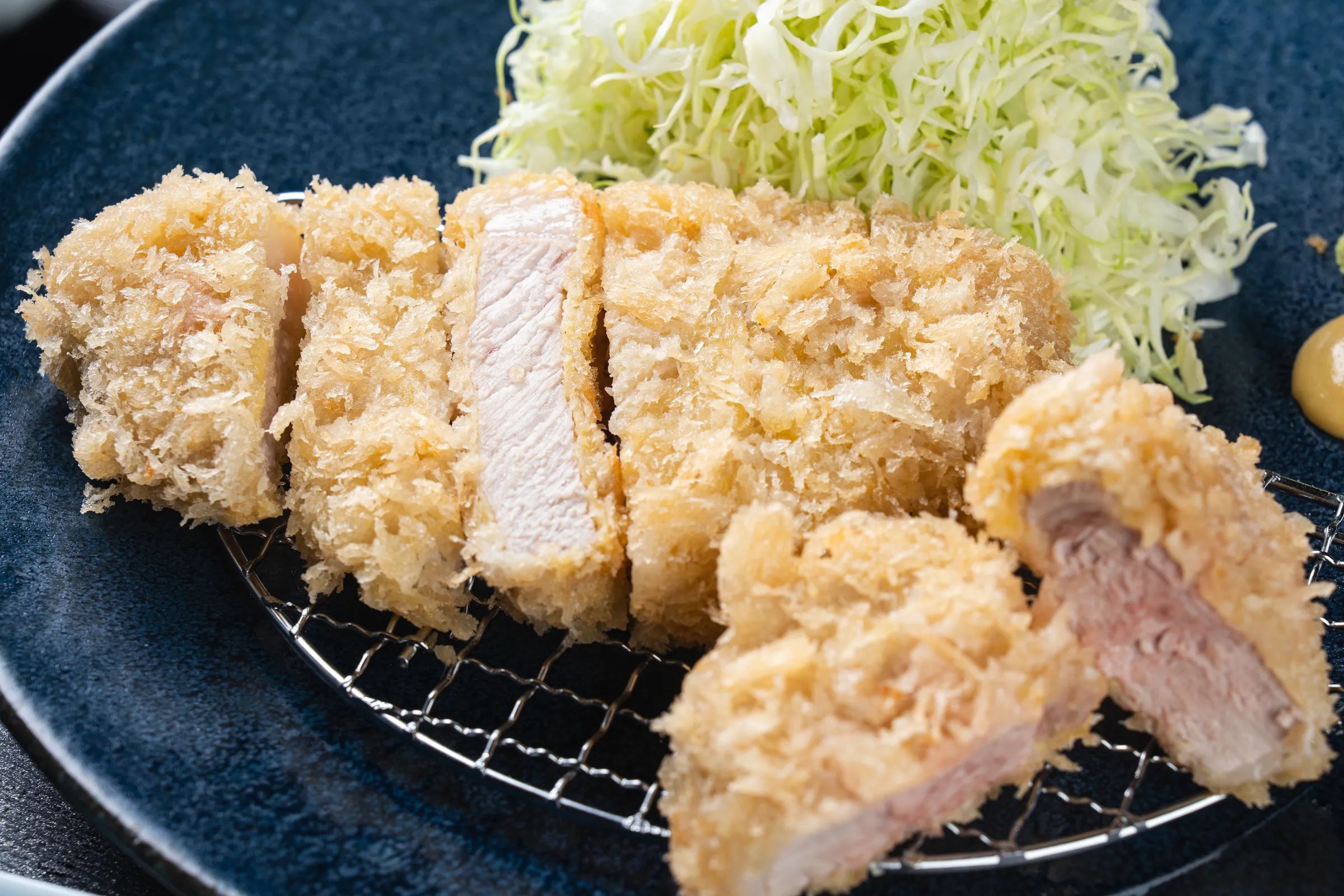低温で揚げた白いとんかつの断面 - 肥後とんかつ 大万